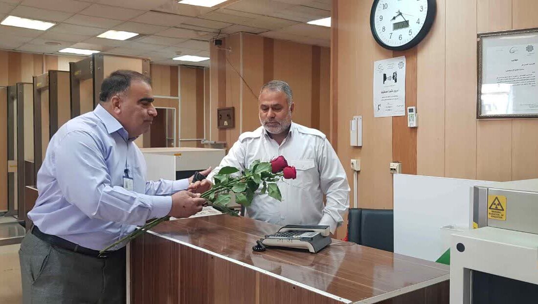 اهدای گل به کارکنان پتروشیمی بندرامام توسط اداره حمل و نقل سبک