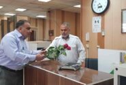 اهدای گل به کارکنان پتروشیمی بندرامام توسط اداره حمل و نقل سبک