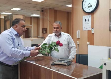 اهدای گل به کارکنان پتروشیمی بندرامام توسط اداره حمل و نقل سبک